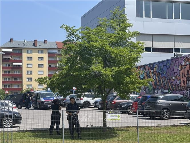 Полиция стоит на страже на месте стрельбы в школе в Граце, Австрия, 10 июня 2025 года. Фото: THX/TTXVN