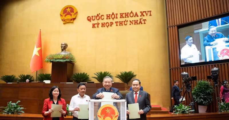 Генеральный секретарь То Лам, Председатель НС Чан Тхань Ман, постоянный член Секретариата Чан Кам Ту и Председатель ЦК ОФВ Буй Тхи Минь Хоай голосуют за избрание заместителей Председателя НС XVI созыва.