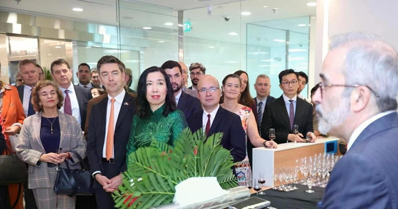 В церемонии также приняли участие государственный министр, министр иностранных дел Португалии Па́улу Ранже́л, заместитель министра иностранных дел Вьетнама Ле Тхи Тху Ханг, а также послы и главы представительств иностранных организаций во Вьетнаме (Фото: baoquocte.vn)