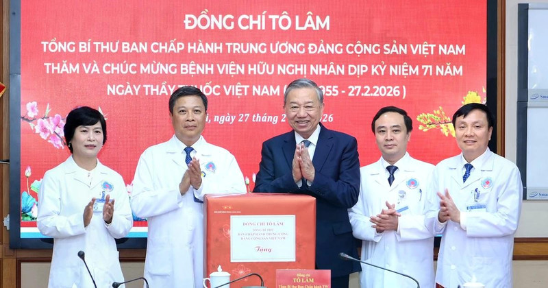 Генеральный секретарь ЦК КПВ То Лам вручает подарок Больнице дружбы.