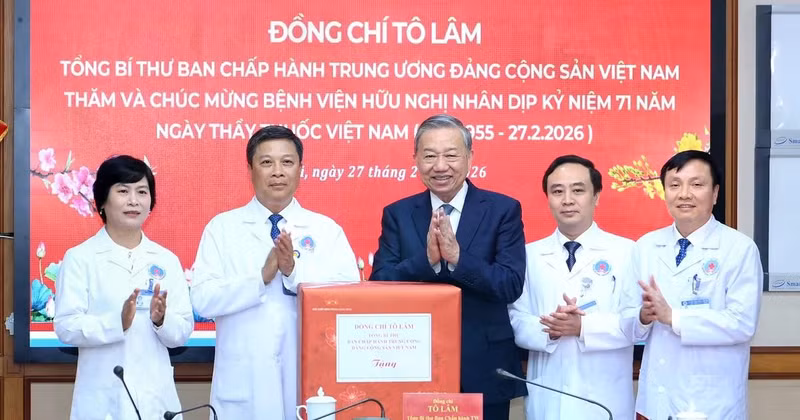 Генеральный секретарь ЦК КПВ То Лам вручает подарок Больнице дружбы.