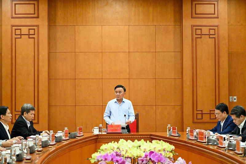 Постоянный член Секретариата Чан Кам Ту выступает с речью.