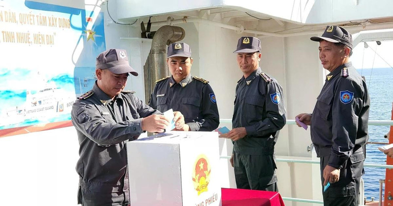 Сотрудники рыбоохранной службы отдают свои голоса в священных, суверенных водах Отечества.