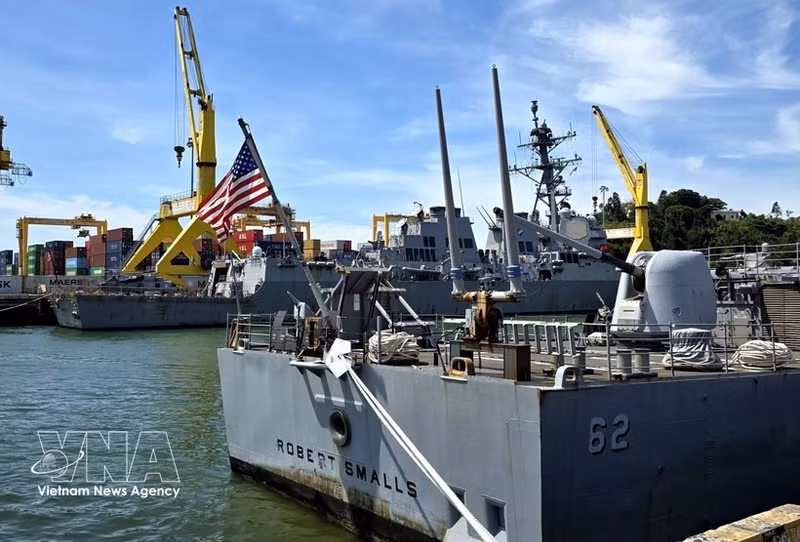 Два корабля сопровождения Военно-морских сил США — ракетный крейсер USS Robert Smalls (CG-62) и эсминец USS Shoup (DDG-86) — прибыли в порт Тьенша (Дананг). (Фото: ВИА)