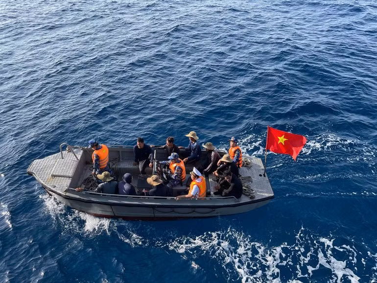 Катер доставляет избирателей с судна QNg 96435 TS на TS-04 для участия в голосовании.