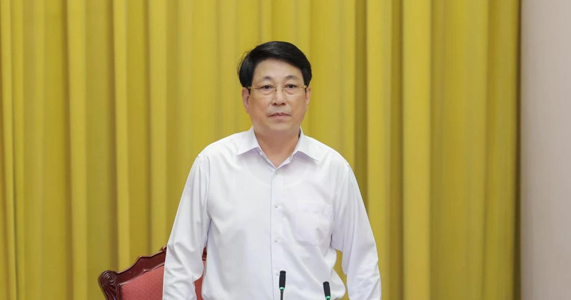 Президент Лыонг Кыонг выступает с речью.