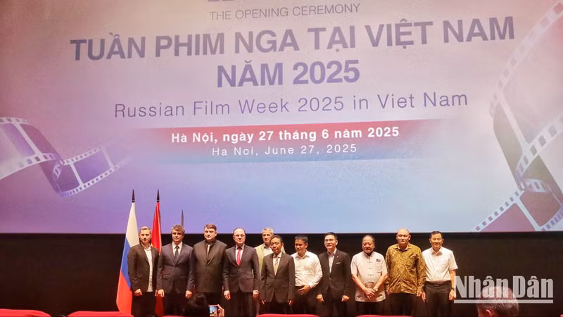 Делегаты на церемонии открытия. Фото: Тхао Ван