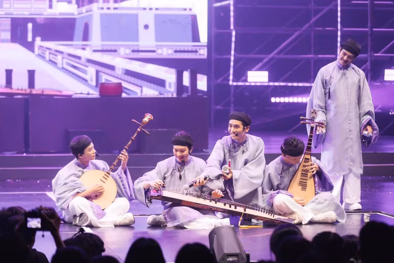 Молодые артисты Танг Фук, Буй Конг Нам и Неко Ле играют на народных музыкальных инструментах в программе «Братья преодолевают тысячи препятствий».