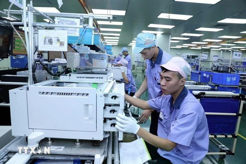 Рабочие на вьетнамско-сингапурском индустриально-городском комплексе VSIP Хайфон, специализирующемся на производстве электронных компонентов для офисного оборудования. (Фото: ВИА)