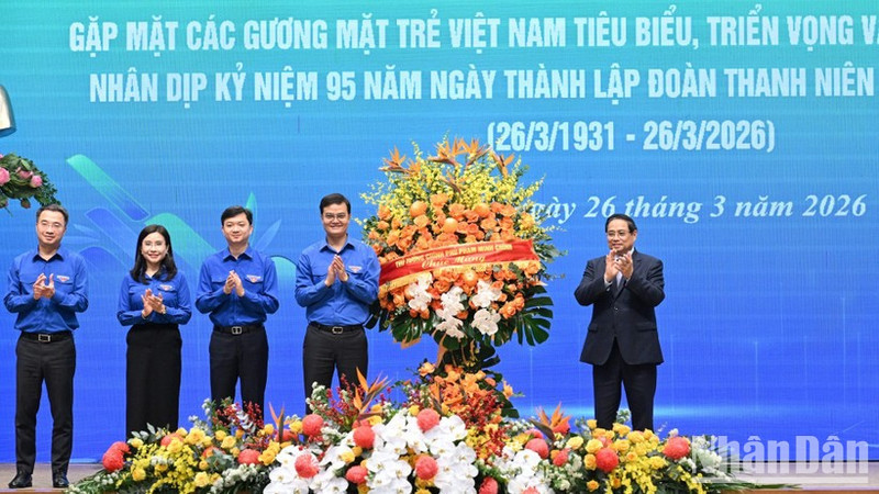 Премьер-министр Фам Минь Тьинь вручает цветы в знак поздравления Секретариату Центрального комитета ВКСМ имени Хо Ши Мина. 