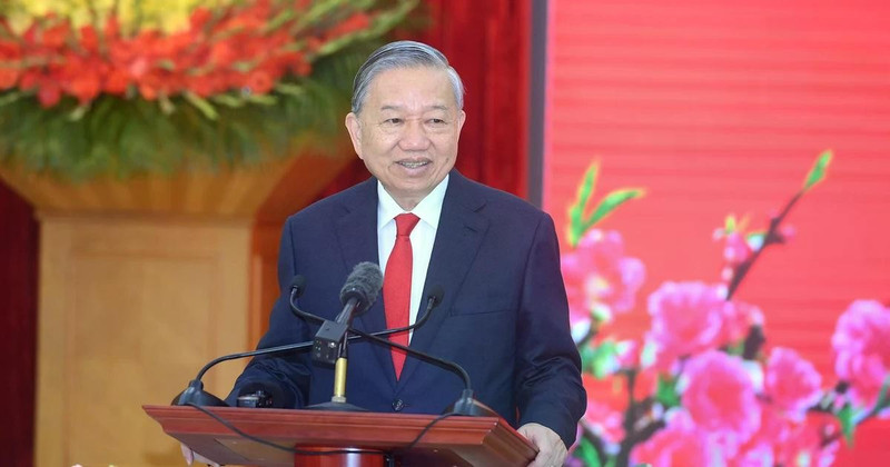 Генеральный секретарь ЦК КПВ То Лам выступает с речью на встрече.