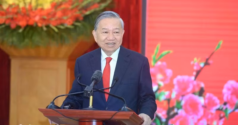 Генеральный секретарь ЦК КПВ То Лам выступает с речью на встрече.