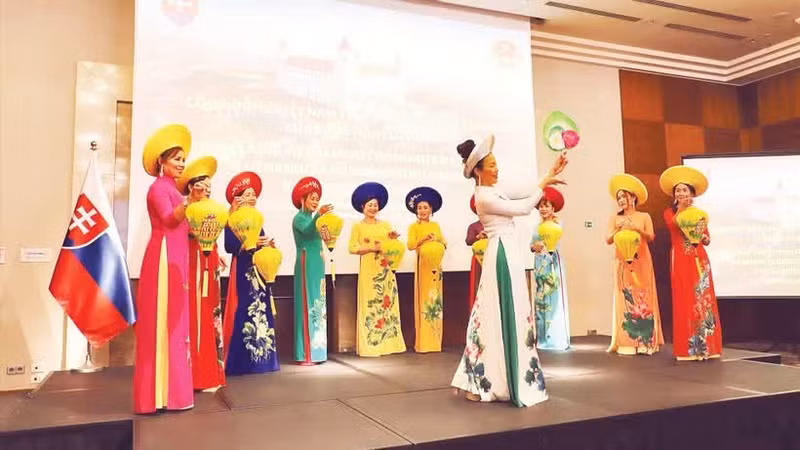 Празднование признания вьетнамской общины четырнадцатым этническим меньшинством Словацкой Республики.