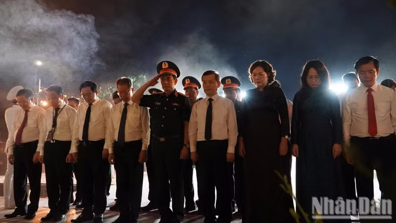 Руководители центральных и местных органов власти почтили память павших героев минутой молчания на Национальном воинском кладбище Дороги №9.