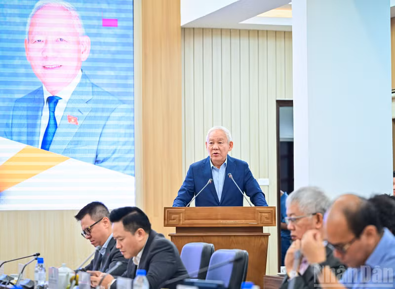 Кандидат наук Чан Ван, бывший заместитель председателя Комитета по финансам и бюджету НС, помощник вице-председателя НС XIV созыва, директор IDS, выступает на беседе.