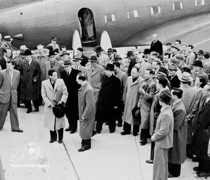 4 мая 1954 года дипломатическая делегация Демократической Республики Вьетнам во главе с заместителем премьер-министра Фам Ван Донгом прибыла в Женеву (Швейцария) для участия в Женевской конференции по Индокитаю после успешного развития событий в ходе Дьенбьенфуской операции. Фото: Архив ВИА
