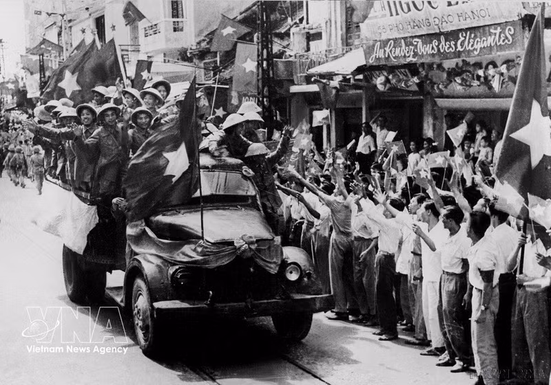 Утром 10 октября 1954 года подразделения Вьетнамской народной армии через городские заставы вошли в Ханой, освободив столицу и завершив девятилетнюю войну Сопротивления против французских колонизаторов. Фото: Архив ВИА