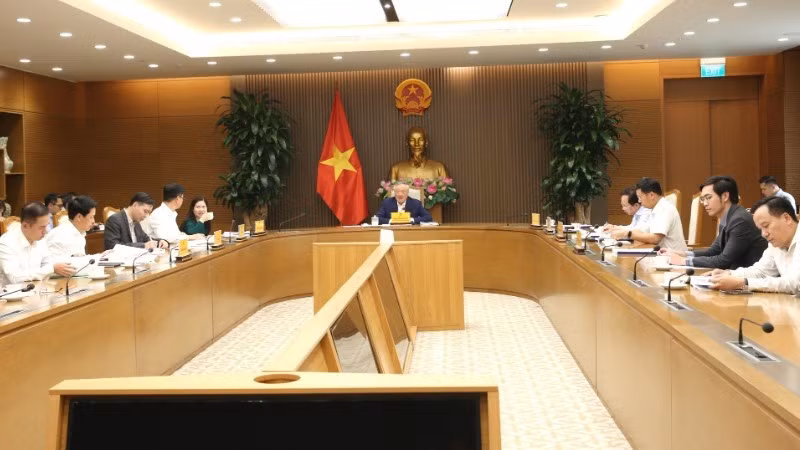 Постоянный вице-премьер Нгуен Хоа Бинь председательствует на совещании по вопросу доработки проекта регламента деятельности Международного финансового центра Вьетнама.