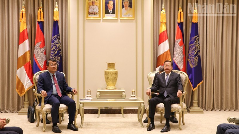 Член ЦК КПВ, постоянный заместитель министра иностранных дел Вьетнама Нгуен Минь Ву и Вице-премьер Камбоджи Нет Савоен.