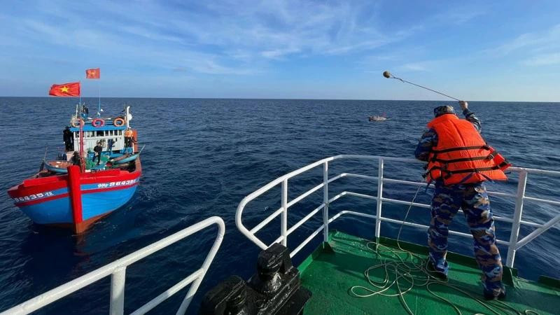 Спускают якорные канаты рыболовецких судов, чтобы избиратели могли подняться на борт судна TS-04 и отдать свои голоса.