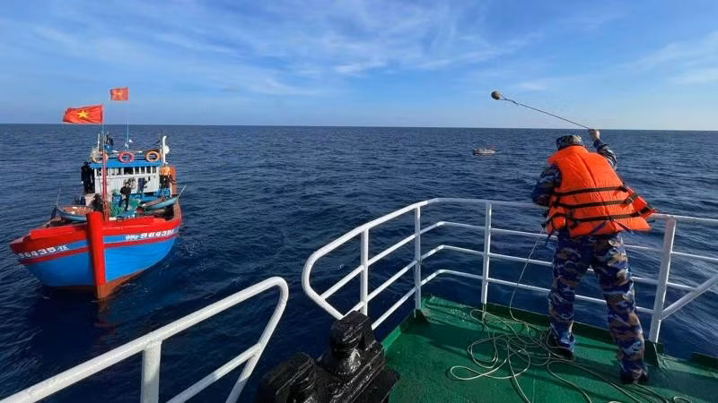 Спускают якорные канаты рыболовецких судов, чтобы избиратели могли подняться на борт судна TS-04 и отдать свои голоса.