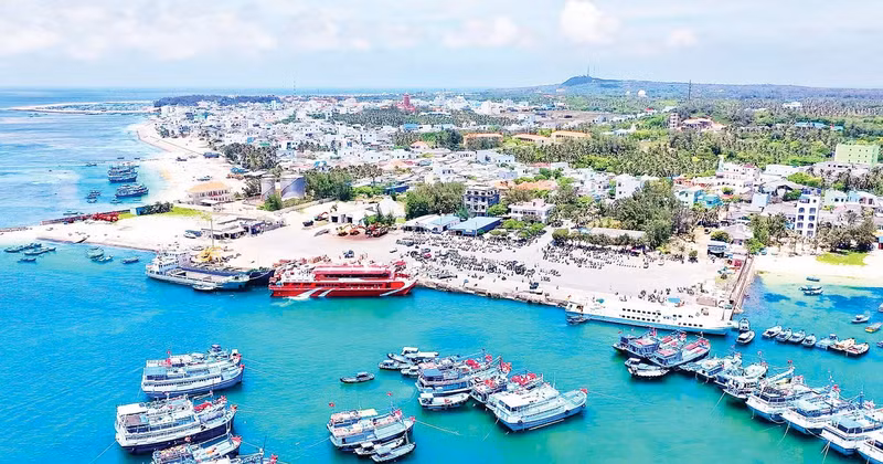 Специальный административный район Фукюи расположен в 56 морских милях от материка.