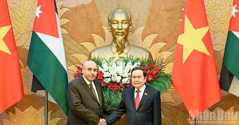 Председатель НС Чан Тхань Ман и председатель Палаты представителей Иордании Мазен Турки Эль Кади. Фото: Зюи Линь