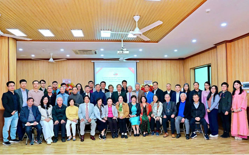 Делегаты и члены Отделения Общества вьетнамско-российской дружбы вьетнамцев, обучавшихся и работавших в Воронеже.