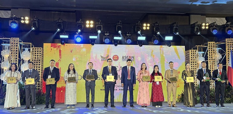 Заместитель министра культуры, спорта и туризма Хо Ан Фонг с представителями премии ASEAN Tourism Awards 2026. (Фото: TITC)