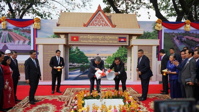 Генеральный секретарь То Лам и председатель Сената Камбоджи Хун Сен проводят церемонию закладки первого камня в строительство школы камбоджийско-вьетнамской дружбы.