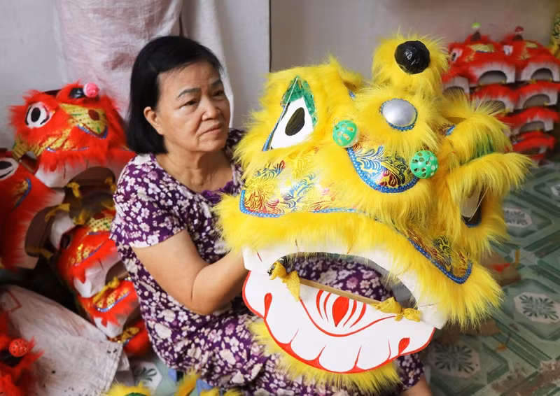 Домохозяйство Чыонг Тхи Ким Чи, квартал Фусуан, город Хюэ, изготавливает маленькие львиные головы для продажи к Празднику середины осени 2025 года (Фото: ВИА)