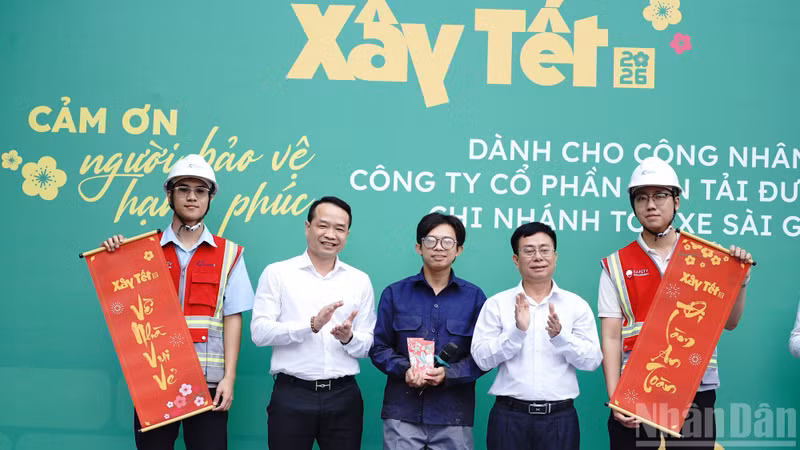 Яркие художественные номера, подготовленные совместно различными подразделениями, создали праздничную атмосферу на мероприятии и стали приятным дополнением к вручению новогодних подарков работникам железнодорожной отрасли филиала вагонного депо Сайгон Государственной железнодорожной корпорации Вьетнама.