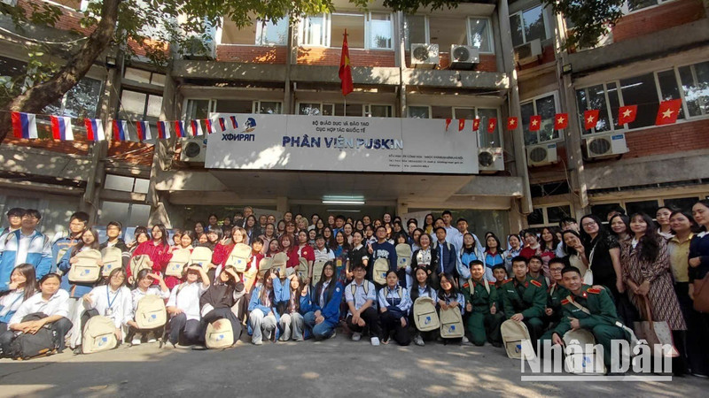 Оргкомитет, преподаватели и участники Олимпиады. Фото: Лам Нгуен