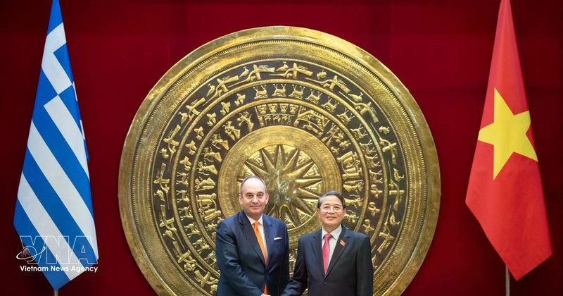 Заместитель председателя НС Нгуен Дык Хай и Первый заместитель Председателя Парламента Греции.