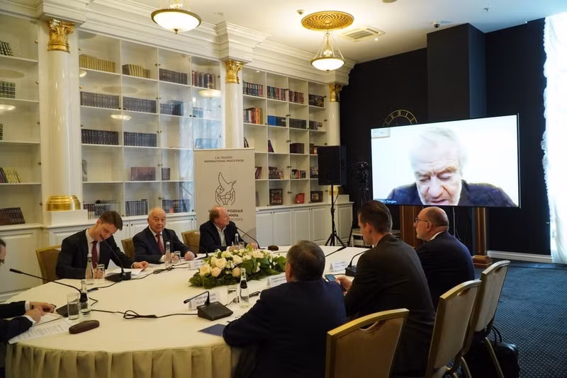 Председатель Совета жюри, гендиректор Большого театра, художественный руководитель и генеральный директор Мариинского театра (Санкт-Петербург), народный артист России Валерий Гергиев выступает в онлайн-формате из Санкт-Петербурга. (Фото: ВИА)