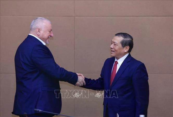Член Центрального комитета партии, постоянный заместитель Заведующего Отделом ЦК КПВ по пропаганде и политическому воспитанию Лай Суан Мон и председатель Социалистической партии Венгрии (MSZP) Комьяти Имре. Фото: ВИА