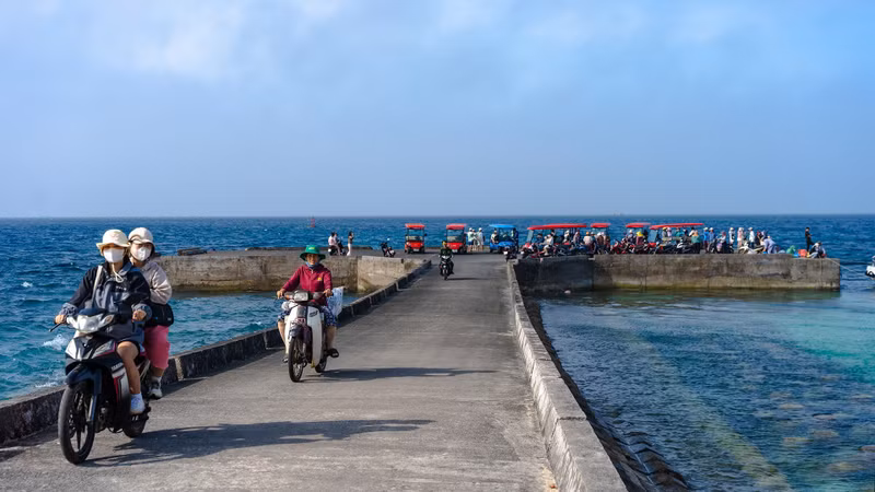 Жители маленького острова Лишон суетливо встречают туристов на пристани.
