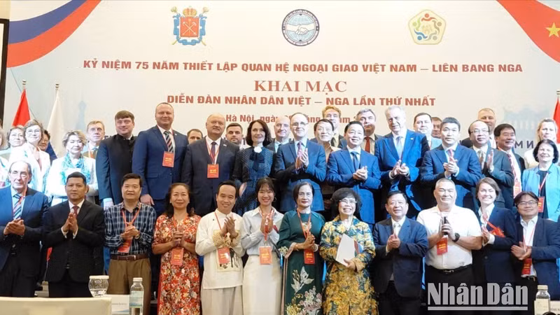 Делегаты на церемонии. Фото: Т. Лам