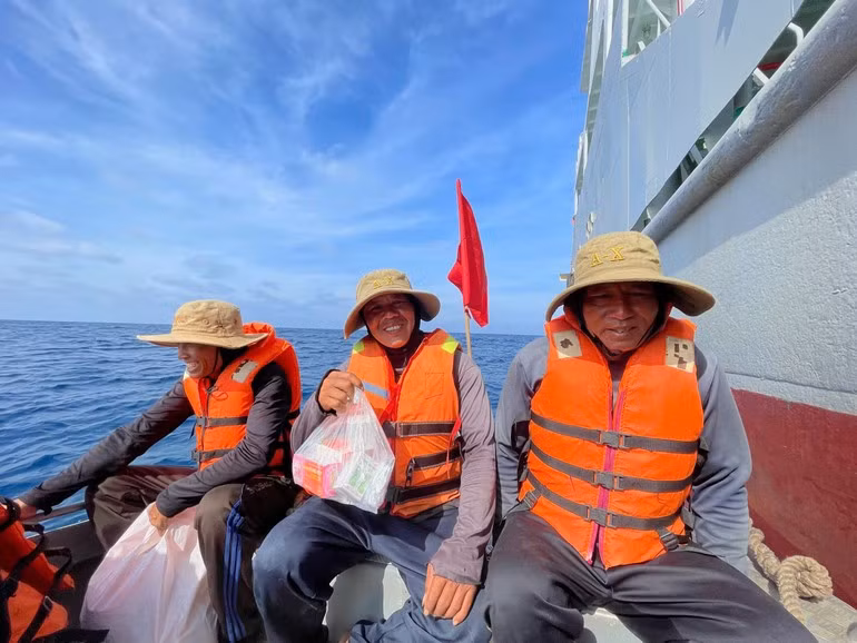 Рабочая группа также передала рыбакам необходимые продукты и медикаменты, чтобы они могли спокойно продолжать длительный промысел в море.