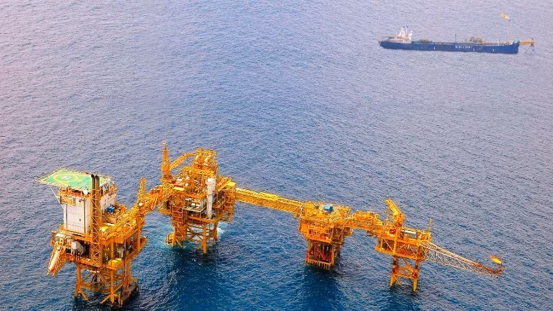 Добыча нефти и газа на месторождении Рангдонг.