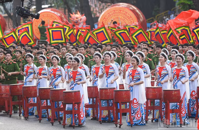 Выступление артистов города Хошимина на церемонии, посвящённой 50-летию освобождения Южного Вьетнама и воссоединения страны.