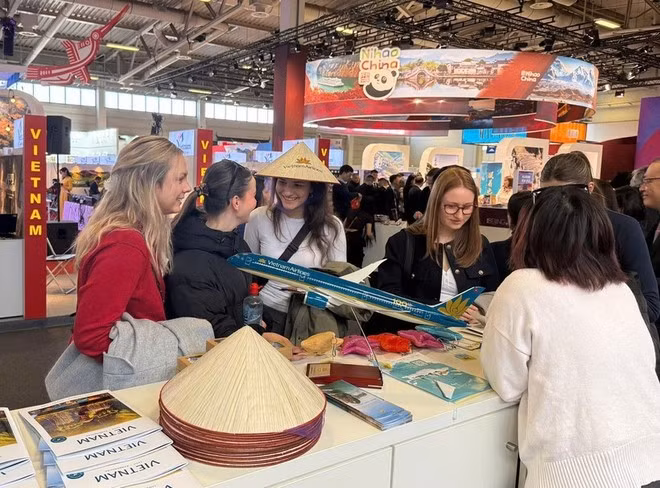 Многочисленные посетители осматривают стенд и знакомятся с туристическими достопримечательностями Вьетнама на выставке ITB Berlin 2025. (Фото: ВИА)