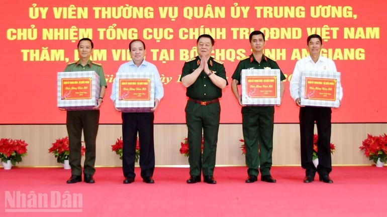 Генерал армии Нгуен Чонг Нгиа вручает подарки провинциальному партийному комитету, Народному совету, Народному комитету и коллективам провинции Анзянг. Фото: Фыонг Ву