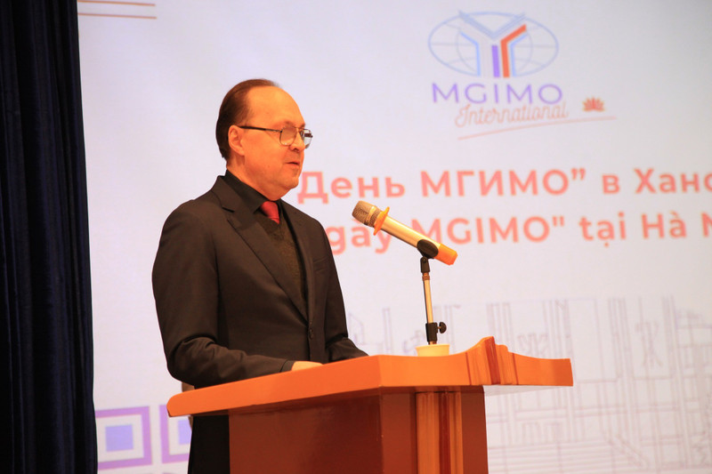 Посол России во Вьетнаме Геннадий Бездетко выступает с речью.