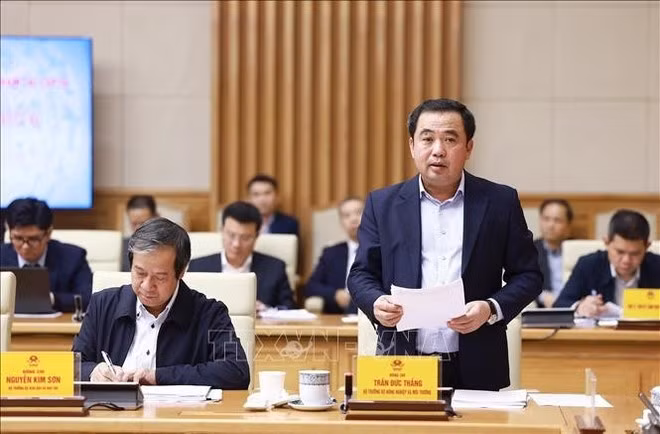 Министр сельского хозяйства и окружающей среды Чан Дык Тханг докладывает о ходе выполнения Вьетнамом обязательств в области изменения климата. Фото: ВИА.