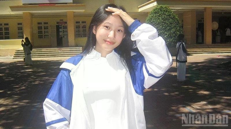 Чан Тхи Тыонг Ви является ученицей 11 класса специализированной средней школы имени Нгуен Тат Тханя (провинция Куангнгай).