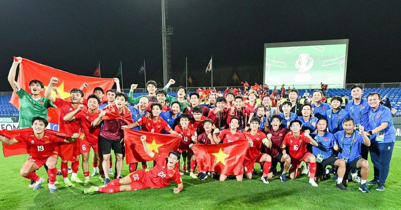 Тренерский штаб и игроки сборной Вьетнама U23 празднуют успех на финальном этапе чемпионата Азии U23 2026 года. (Фото: VFF)