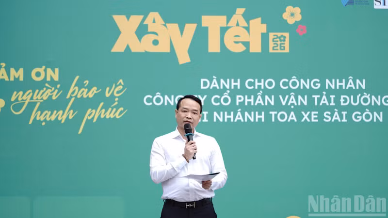 Журналист Тунг Куанг, заместитель главы представительства газеты «Нянзан» в южном Вьетнаме, делится своими мыслями на мероприятии.