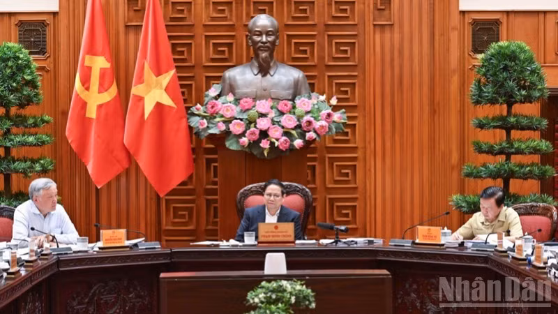 Премьер-министр Фам Минь Тьинь председательствует на заседании.