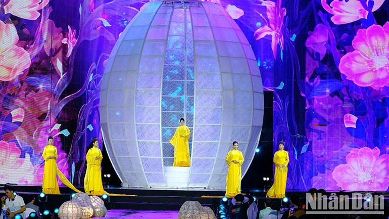 Сцена церемонии открытия оформлена в уникальном стиле. (Фото: Тхэ Ань)